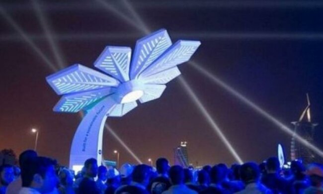 В Эмиратах подзарядить телефон можно от пальмы (фото)