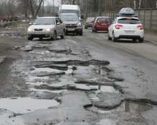 Мертвим все одно? У Запоріжжі відремонтували дорогу надгробками,- нічого святого