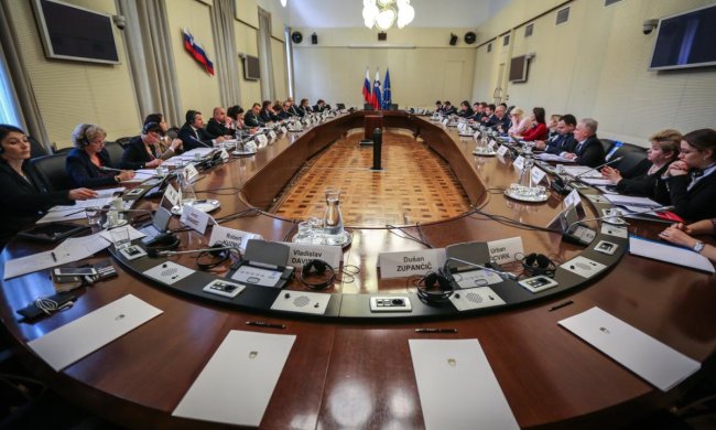 Депутат проміняв мандат на крадений сендвіч