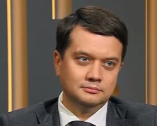 Спікер Ради Разумков нагадав депутатам про закон і неможливість виборів на Донбасі: "Під дулами кулеметів"