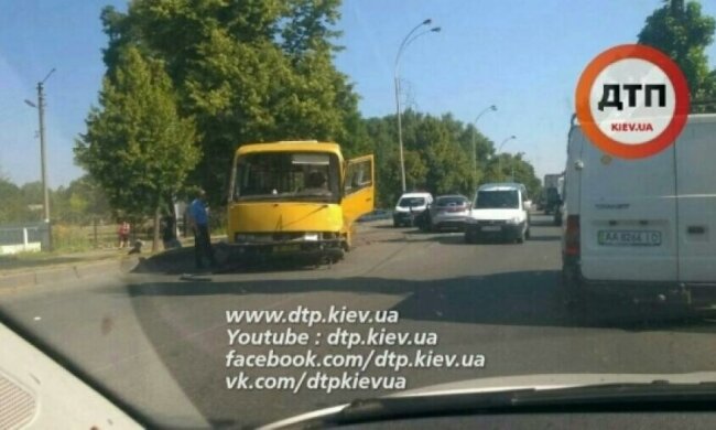 На Киевщине Honda врезалась в маршрутку