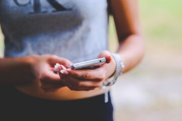 смартфон у руках, фото: pxhere