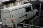 У Києві автомобіль на швидкості в'їхав у житловий будинок: фото