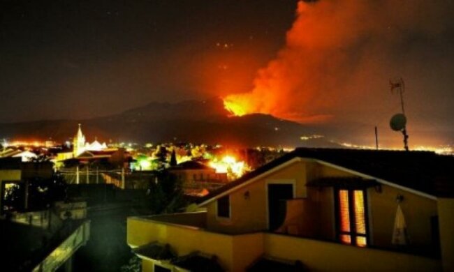 Пекло відчиняється: на Сицилії «прокинувся» вулкан Етна (відео)