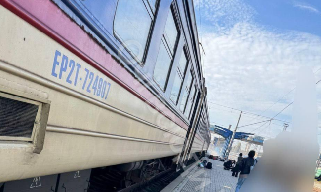 Последствия удара дроном по поезду в Днепре