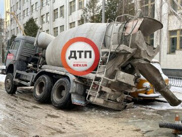 В  Киеве бетономешалка провалилась под землю, фото "dtp.kiev.ua"