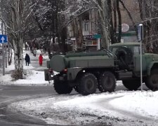 військові в місті, скріншот з відео