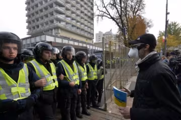 Митингующий отделал под Радой послушного полицейского 