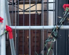 Кияни несуть квіти до закритого посольства Росії