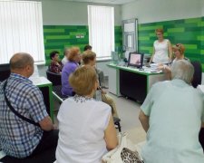 Кредиты довели: девушка в банке устроила голые танцы под вой сирен