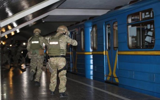 В вагоне метро задержали вооруженного неудачника