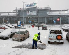 Известная авиакомпания отменила рейс и бросила украинцев: спали на полу, видео