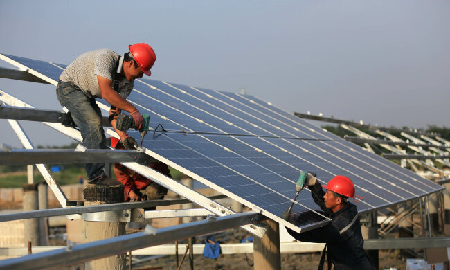 Солнечный панели зеленая энергетика // фото Getty Images
