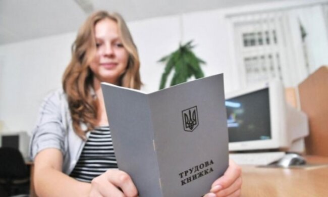После отмены трудовых книжек стаж будут засчитывать за страховку