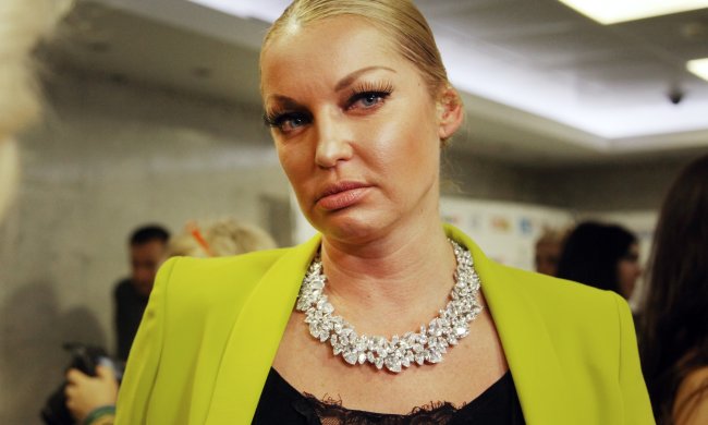 Басков завалив опухлу Волочкову квітами: очі говорять багато про що