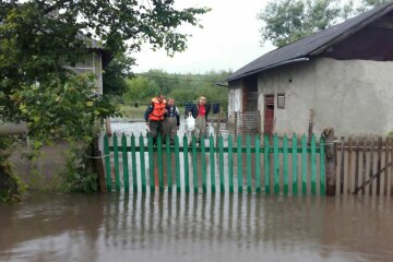 Шмыгаль срочно летит на Франковщину - стихия свирепствует, регион в воде