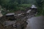 В Яремче під жінкою з дітьми обвалилася земля, бігли і молилися Богу - ледь не поховало живцем