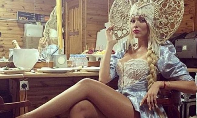 Суперблондинка в кокошнику похизувалася стрункими ногами