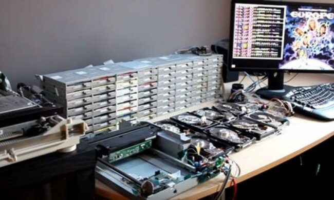 Программист сыграл популярный хит на приводах для дискет