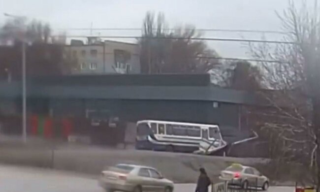 На Дніпропетровщині водій шкільного автобуса помер просто за кермом, дітей збирали на дорозі