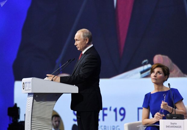 Путин засветил вторую половинку, россияне в шоке: "В Эрмитаж сводил, на лодке покатал, ждем предложения"