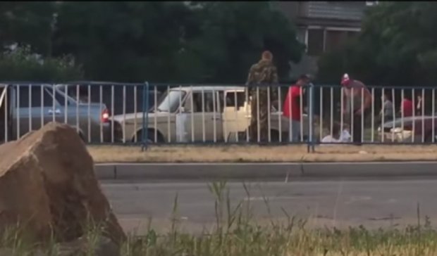 Террористы избили мужчину из-за ДТП (видео) 
