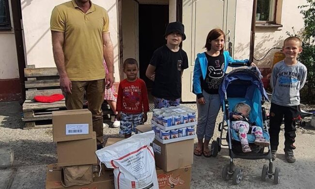 Волонтеры передали продуктовые наборы