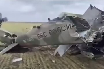 Підбитий літак рф. Фото: скриншот Youtube