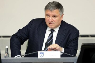 Авакову доведеться несолодко: залишається при Зеленському, але його повноваження витікають, як вода