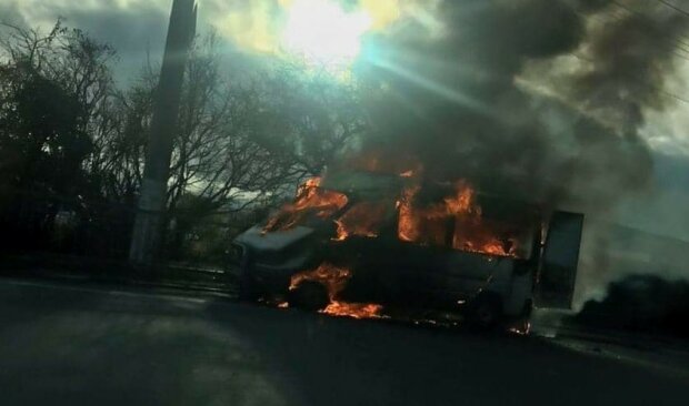 Чоловік у Криму облився бензином та підпалив себе в авто на повному ходу: дружина дивом вибралася