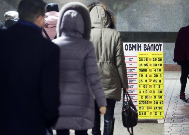 Украинские банки перестали принимать доллары: как решить валютную проблему