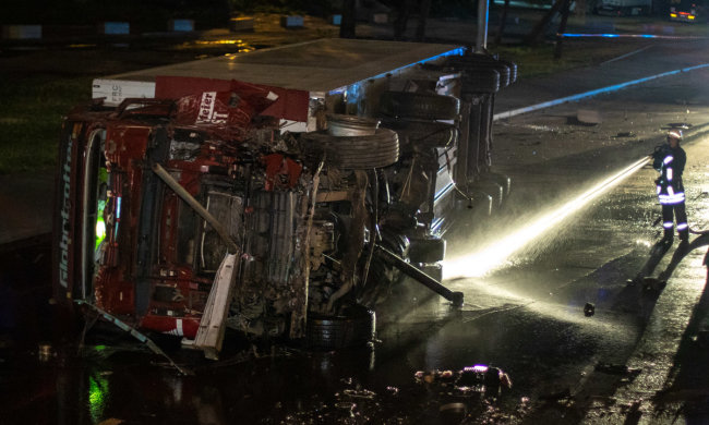 В Киеве фура снесла ограждение и слетела с моста: водитель родился в рубашке, дикие кадры дорожного вестерна