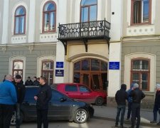 На машине в городской совет Коломыи заехал ребенок (фото)