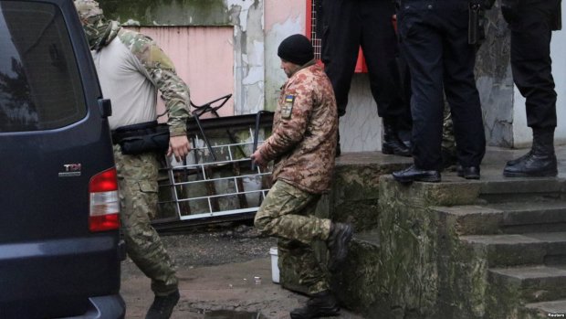 Чай, кофе и сигареты: для пленных украинских моряков "скинулось" все СИЗО, преступление Путина шокировало даже бывалых