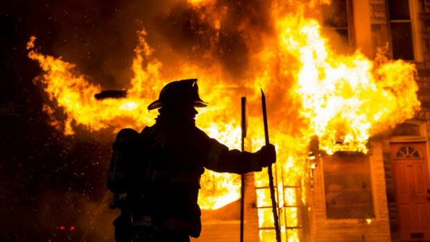 У Києві спалахнула багатоповерхівка, пекельний вогонь взяв у полон десятки нещасних: що відомо про долю людей