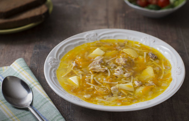 Рецепт легкого обіду: рибний суп з вермішеллю