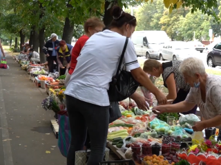 Стихійна торгівля. Фото: скрін youtube