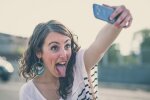 Школярка намагалася зробити селфі і впала зі скелі