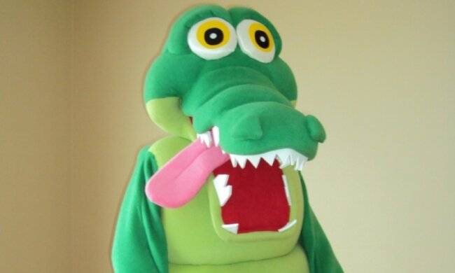 Перевдягнутий у алігатора актор захистив дитину від потрапляння бейсбольного м'яча