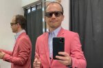 Денис Малюська сделал селфи в розовом костюме, фото:facebook