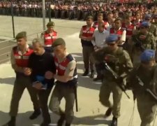 Враги Эрдогана "торжественно" промаршировали на суд: видео