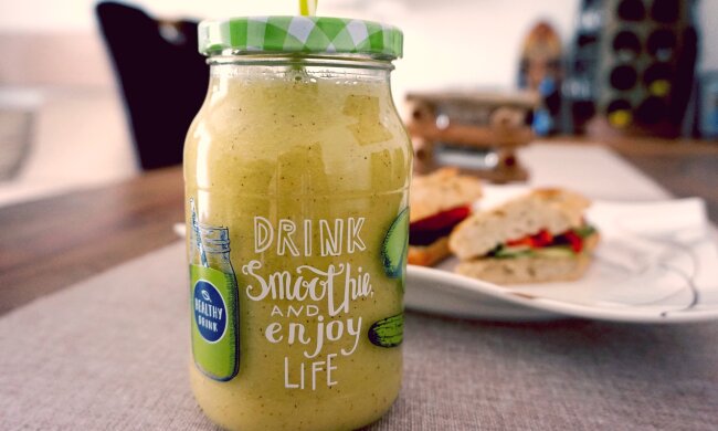 Повноцінний сніданок в одній склянці - як швидко приготувати корисний смузі