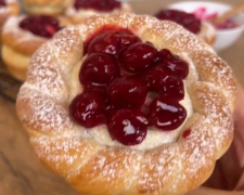 Булочки з сирним сиром і вишневим конфі: фото скрін рецепту