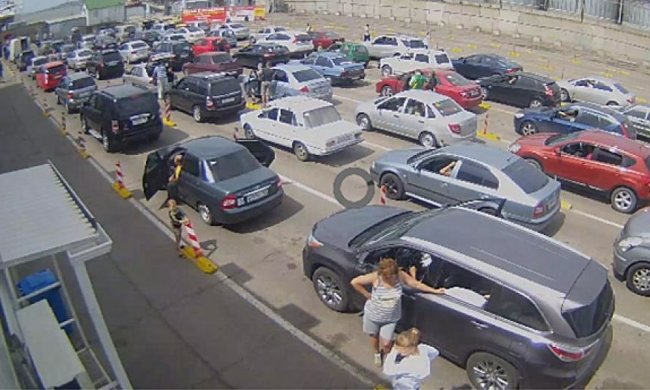 Черговий ажіотаж на керченській переправі (фото)