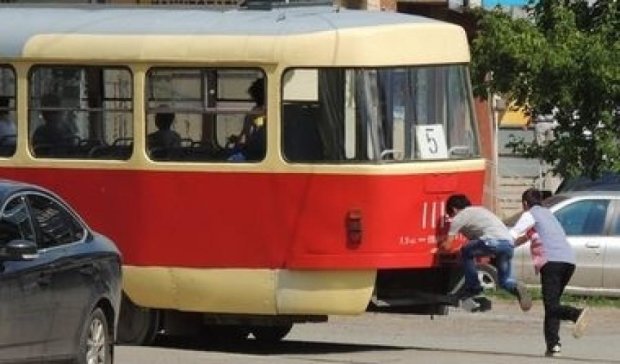 Малолетние вандалы добивают киевские трамваи 