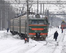 Стихія паралізувала роботу Укрзалізниці: сотні пасажирів опинилися в пастці