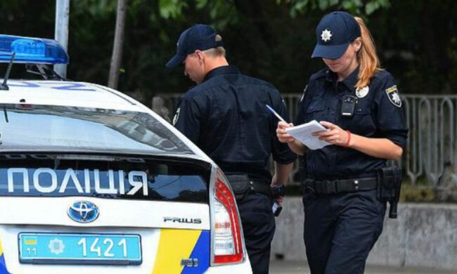 Зайшла за косметикою, вийшла з "ліхтарями": в Дніпрі коп жорстко вдарив жінку, відео