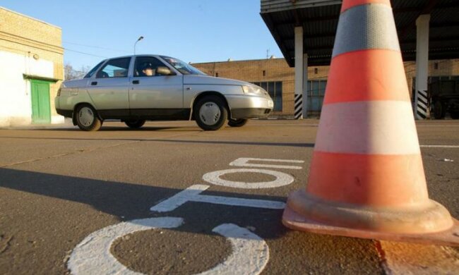 Лавочка прикрылась: украинцы больше не смогут купить права
