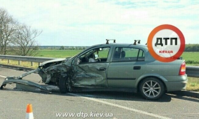 На Киевщине "Опель" протаранил грузовик, есть пострадавшие