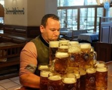 Німець готується осилити три десятка пивних кухлів